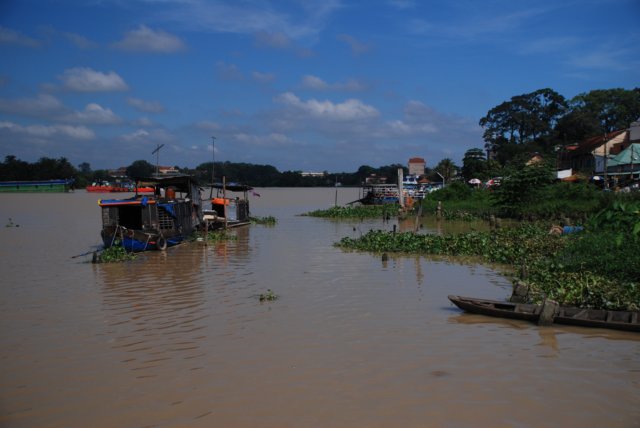 houseboatonsaigonriver.jpg