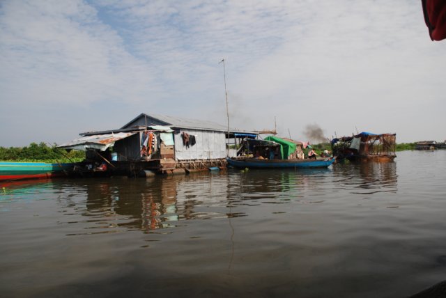 floatingvillageontonlesaplake.jpg