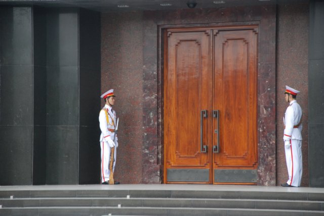 hochiminhtombguards.jpg